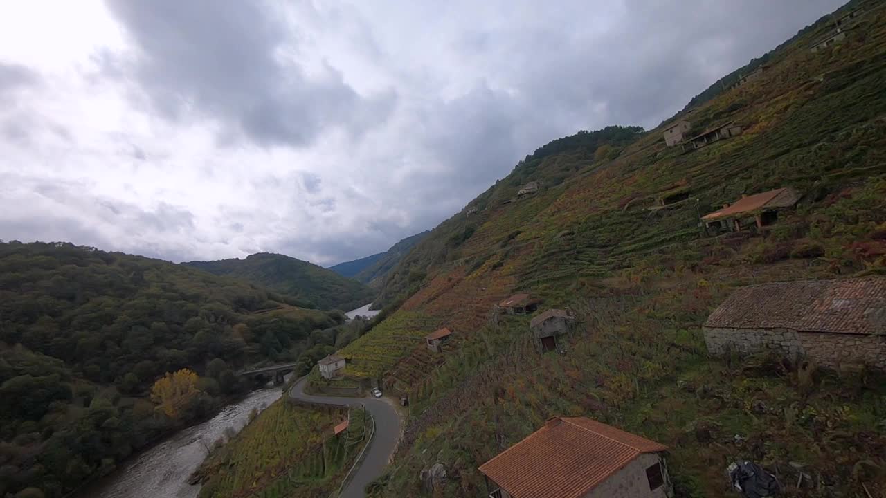 竞赛无人机在Ribeira Sacra葡萄园山上飞行的镜头，FPV视频素材