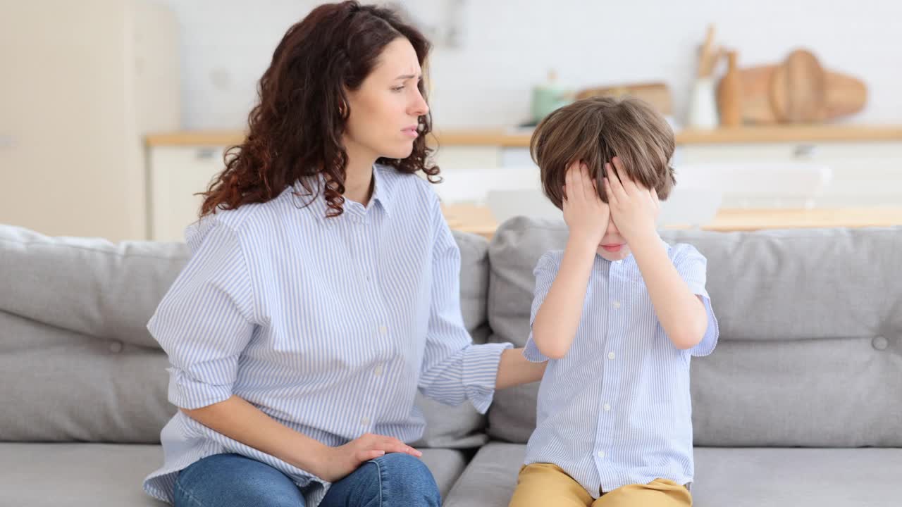 照顾学龄前儿子的妈妈。美丽的女性父母安慰哭泣冒犯的孩子视频素材