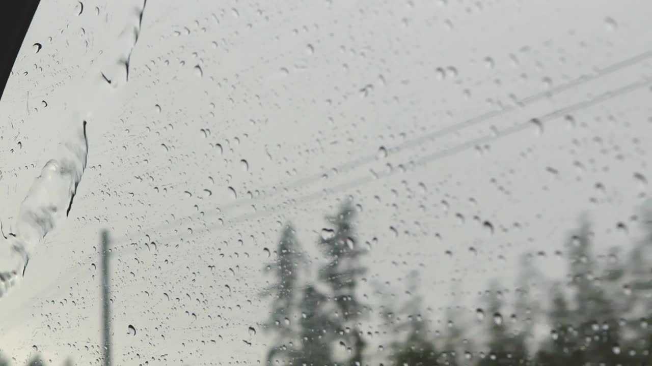 移动车辆车窗上的雨光现代旅行理念视频素材