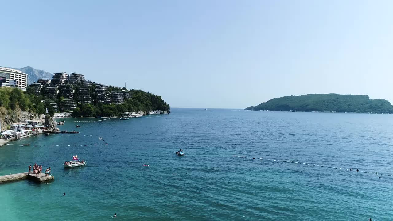 黑山。布瓦附近贝西奇镇海滩上的海景。股票视频视频素材