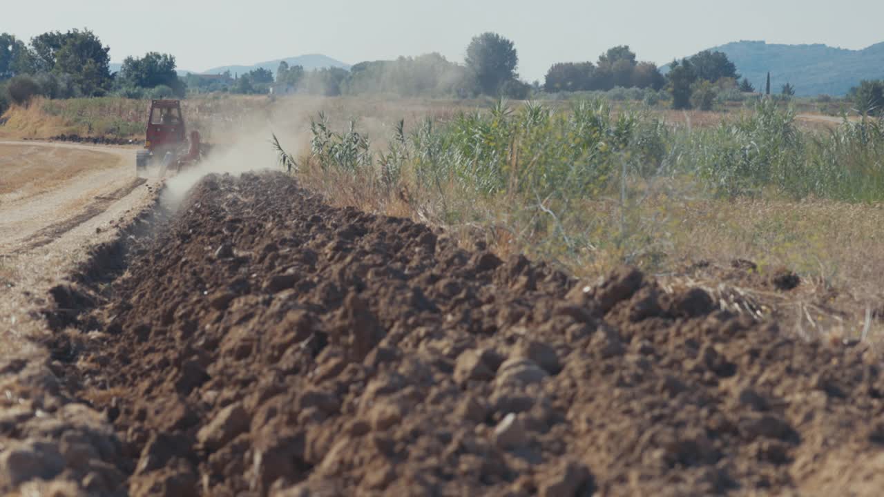 意大利的农业:拖拉机在干燥的土地上耕作视频素材