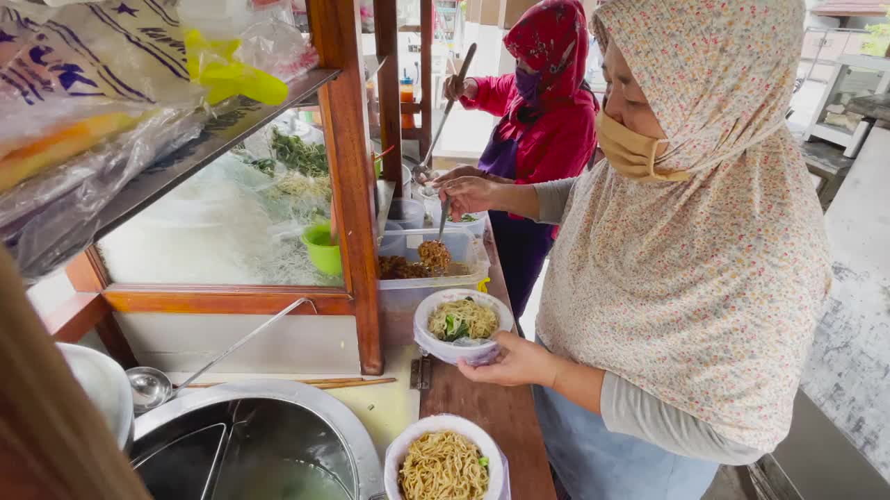 来自印度尼西亚的Mie Ayam鸡肉面。视频素材