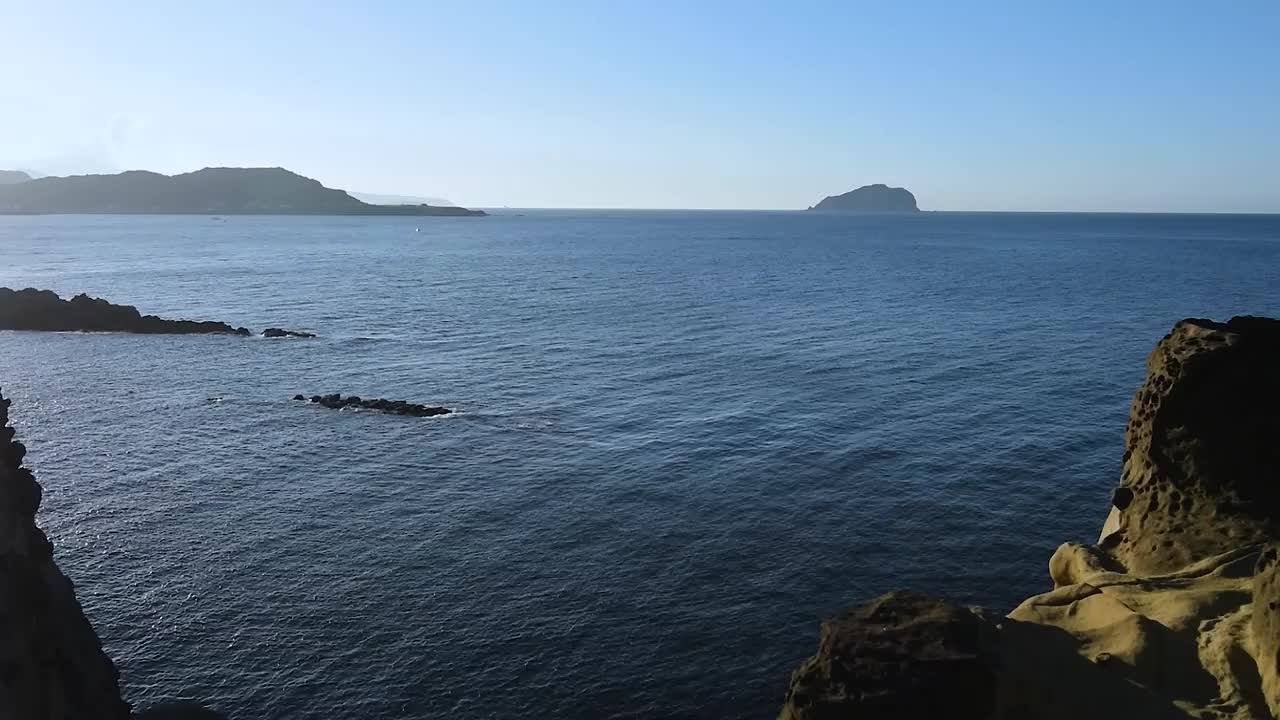 在台湾基隆市，平静的海浪从海的高地。视频素材