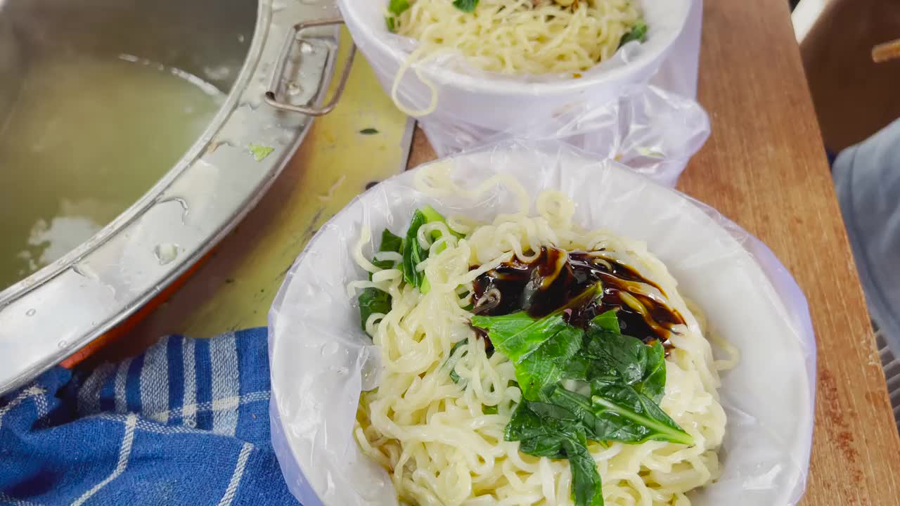 来自印度尼西亚的Mie Ayam鸡肉面。视频素材