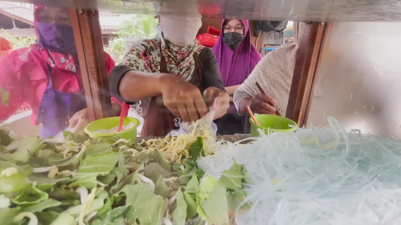 来自印度尼西亚的Mie Ayam鸡肉面。视频素材