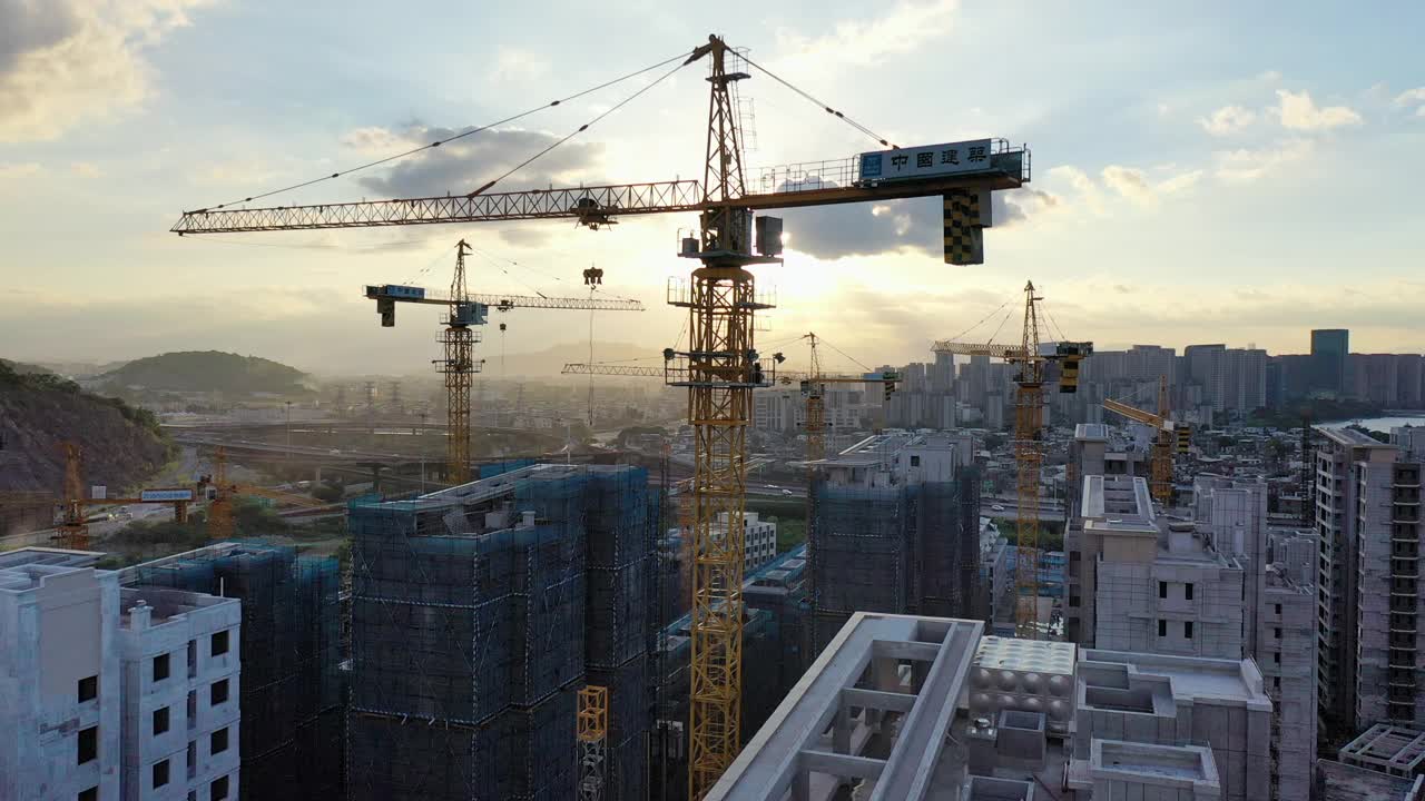 大型建筑工地用起重机来建造房屋视频素材