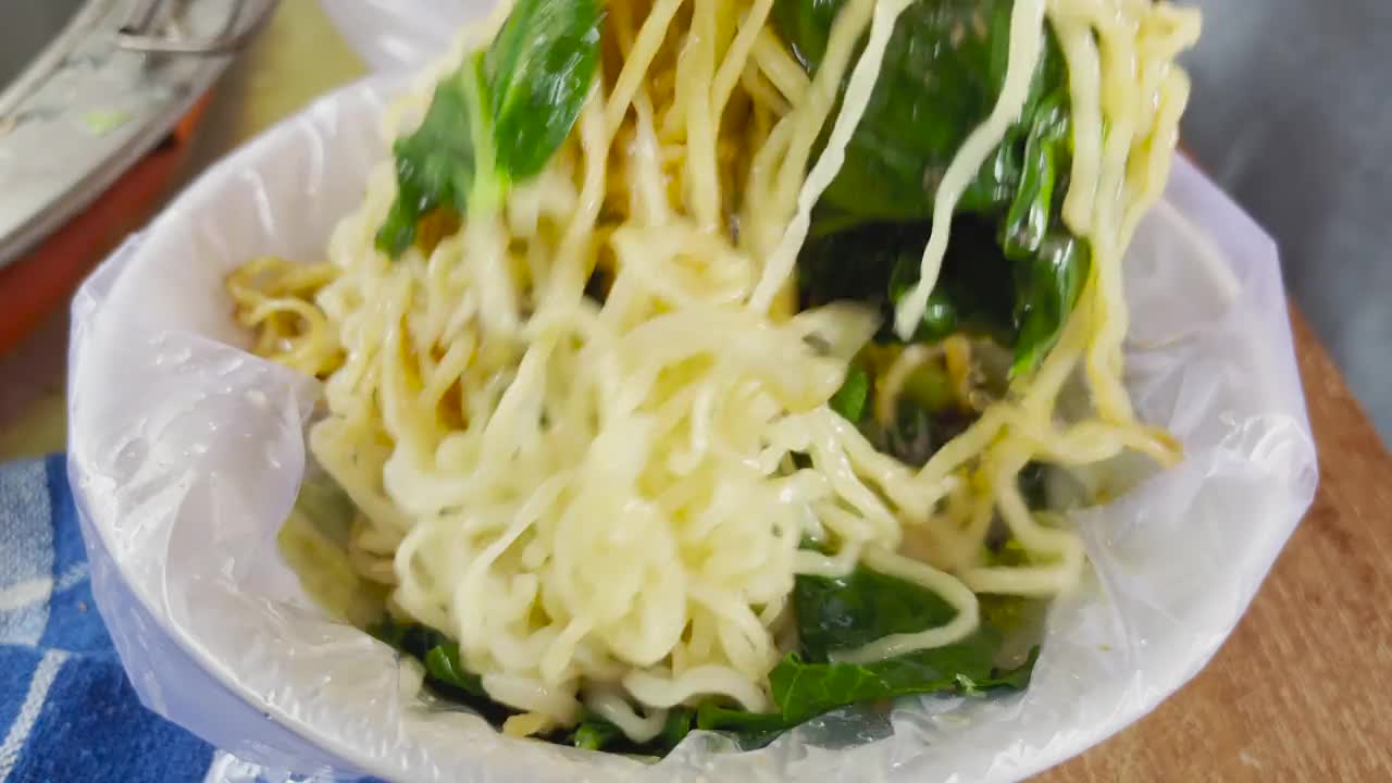 来自印度尼西亚的Mie Ayam鸡肉面。视频素材