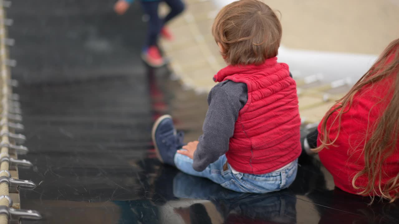 幼儿滑下操场结构视频素材