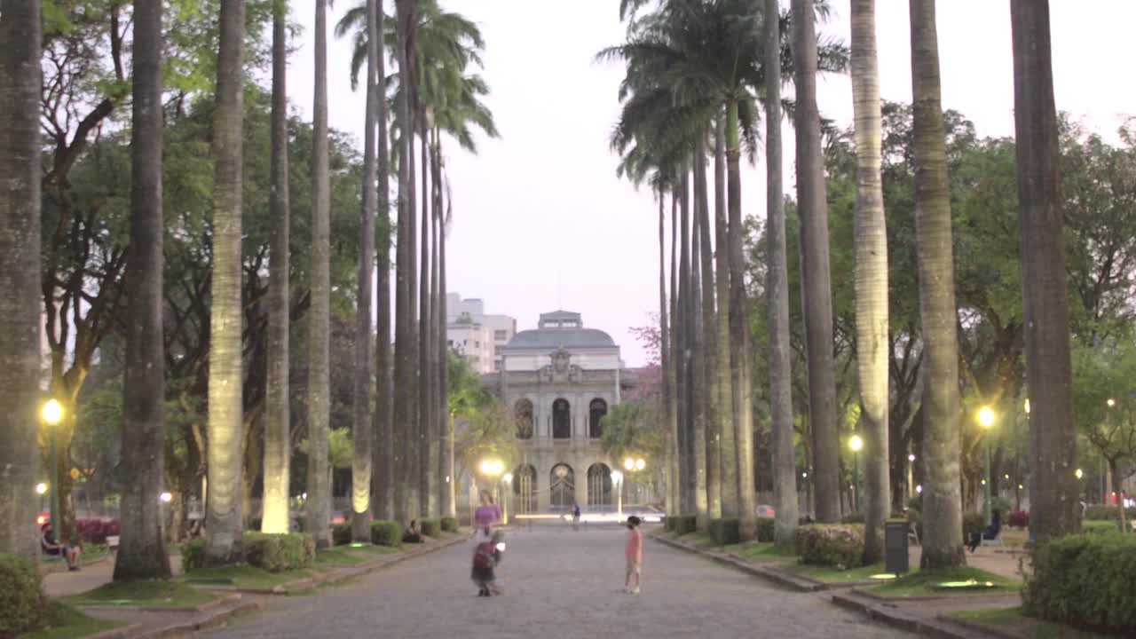 巴西贝洛奥里藏特市，从Praça da liberdade的白天到晚上的时间转换，在米纳斯吉拉斯州的旧宫殿前的一个著名的旅游景点视频素材