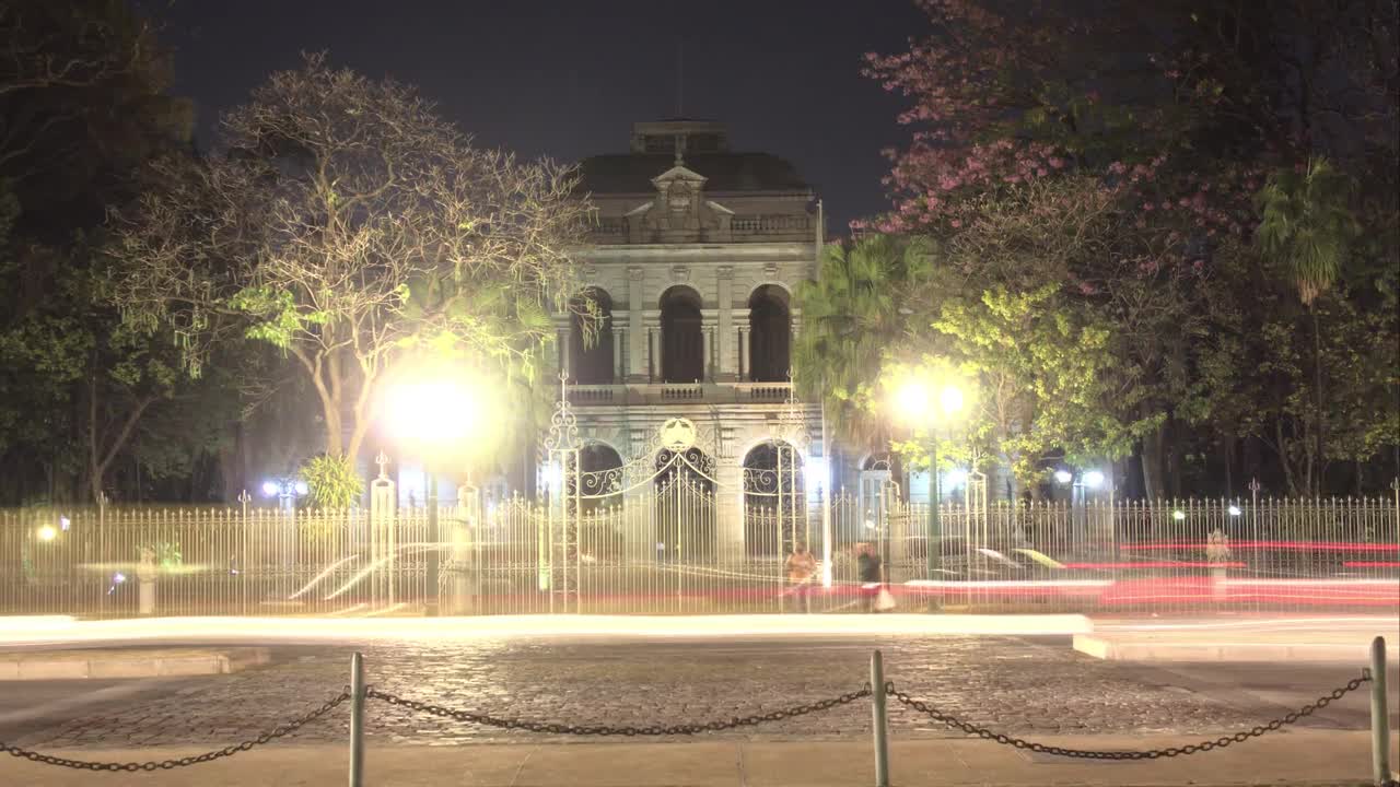 巴西贝洛奥里藏特市，从Praça da liberdade的白天到晚上的时间转换，在米纳斯吉拉斯州的旧宫殿前的一个著名的旅游景点视频素材