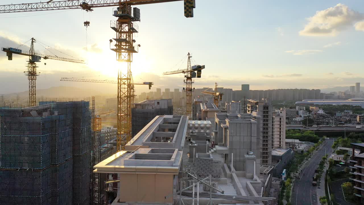 大型建筑工地用起重机来建造房屋视频素材