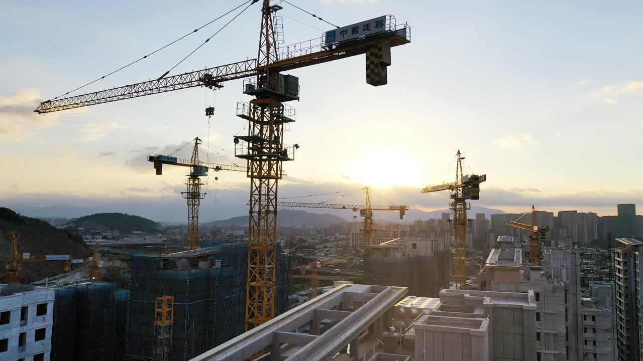 在城市建筑工地建造房屋的起重机视频素材