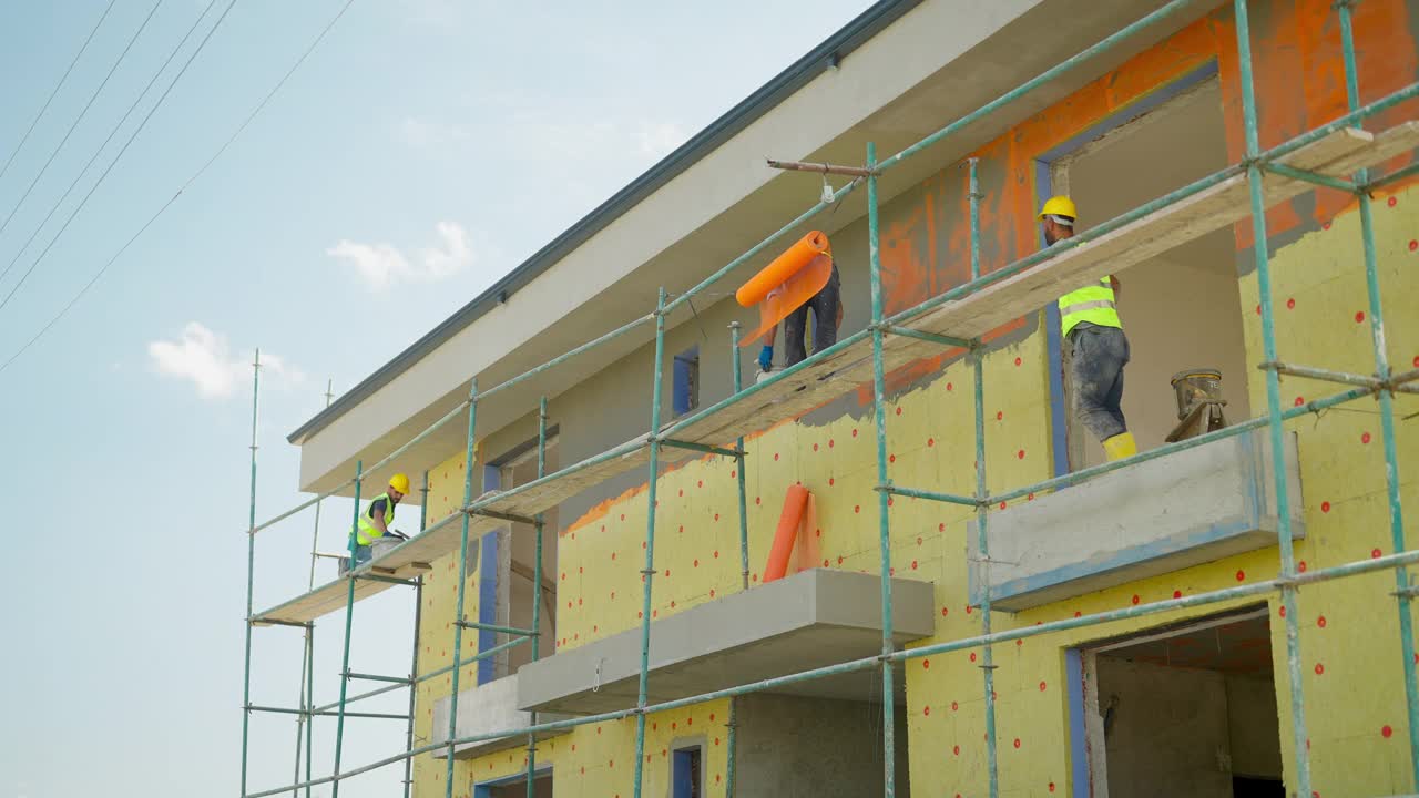 建筑工人在建筑外立面涂石膏视频素材