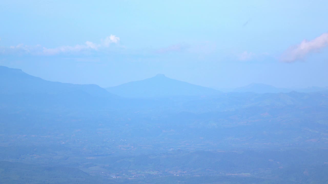 雾和云在山上的天空。视频素材