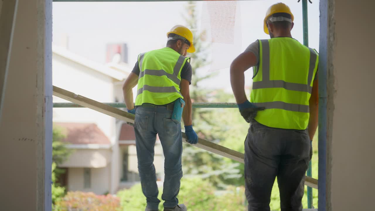 建筑工人在建筑外立面涂石膏视频素材