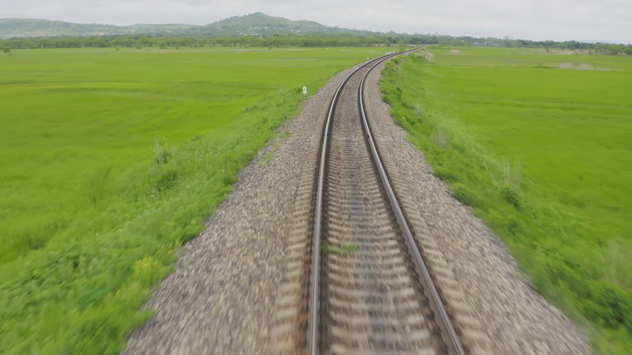 夏日阳光明媚的一天，空无一人的单向铁路视频素材