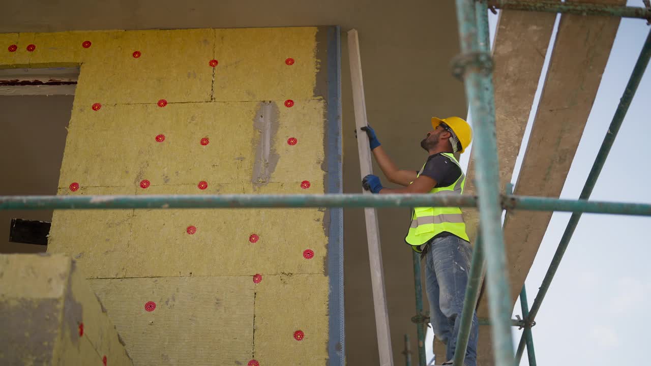 建筑工人在建筑外立面涂石膏视频素材