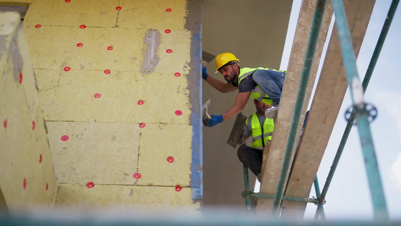 建筑工人在建筑外立面涂石膏视频素材