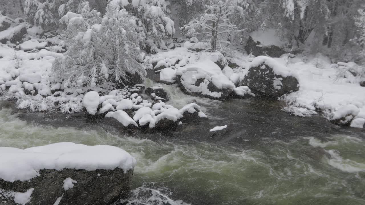 画面-约塞米蒂国家公园积雪覆盖的河流视频素材