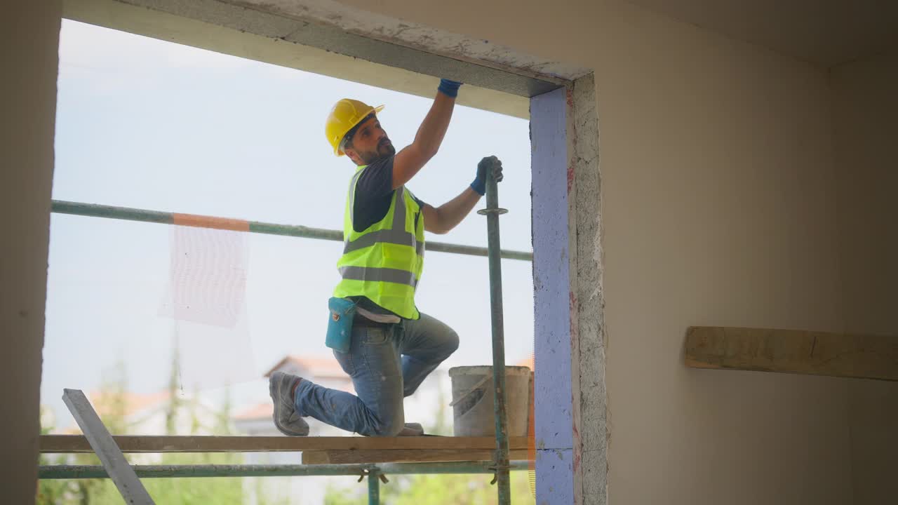 建筑工人在建筑外立面涂石膏视频素材