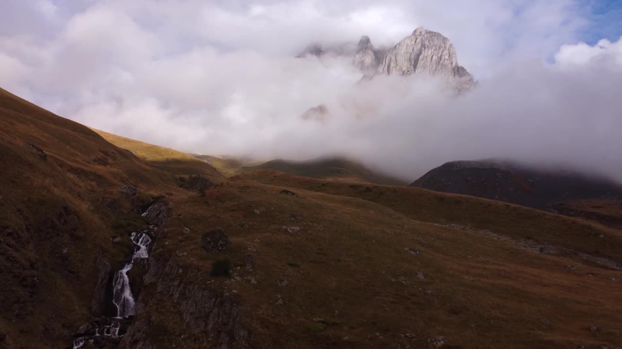 雾峰和山瀑布视频素材