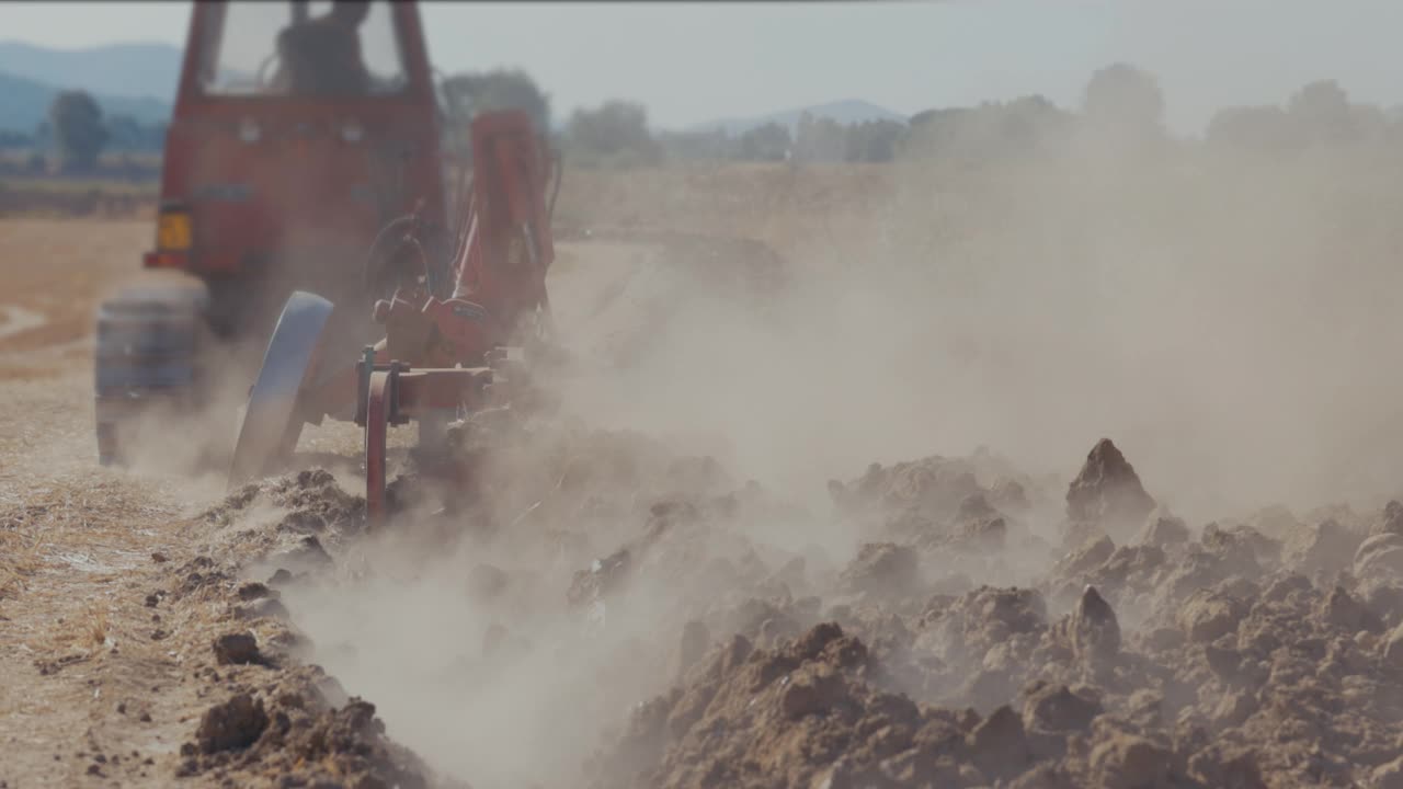 意大利的农业:拖拉机在干燥的土地上耕作视频素材