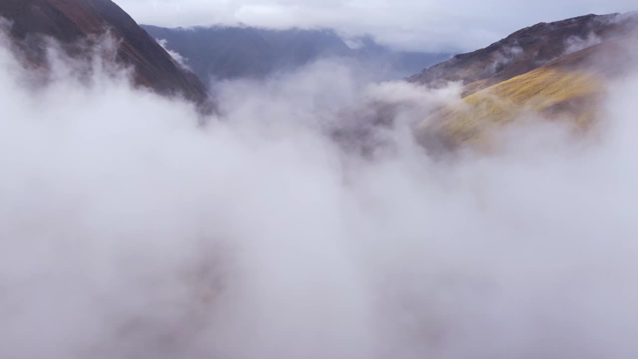 从云端俯瞰山谷视频素材