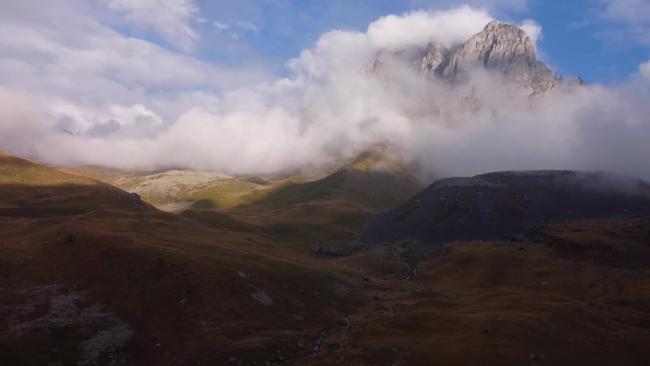 秋天的山峰笼罩在雾中视频素材