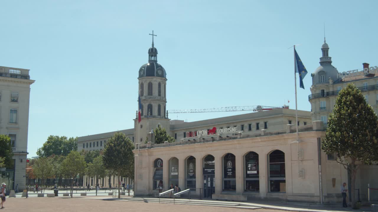 Bellecour广场以旅游办公室和教堂为背景视频素材