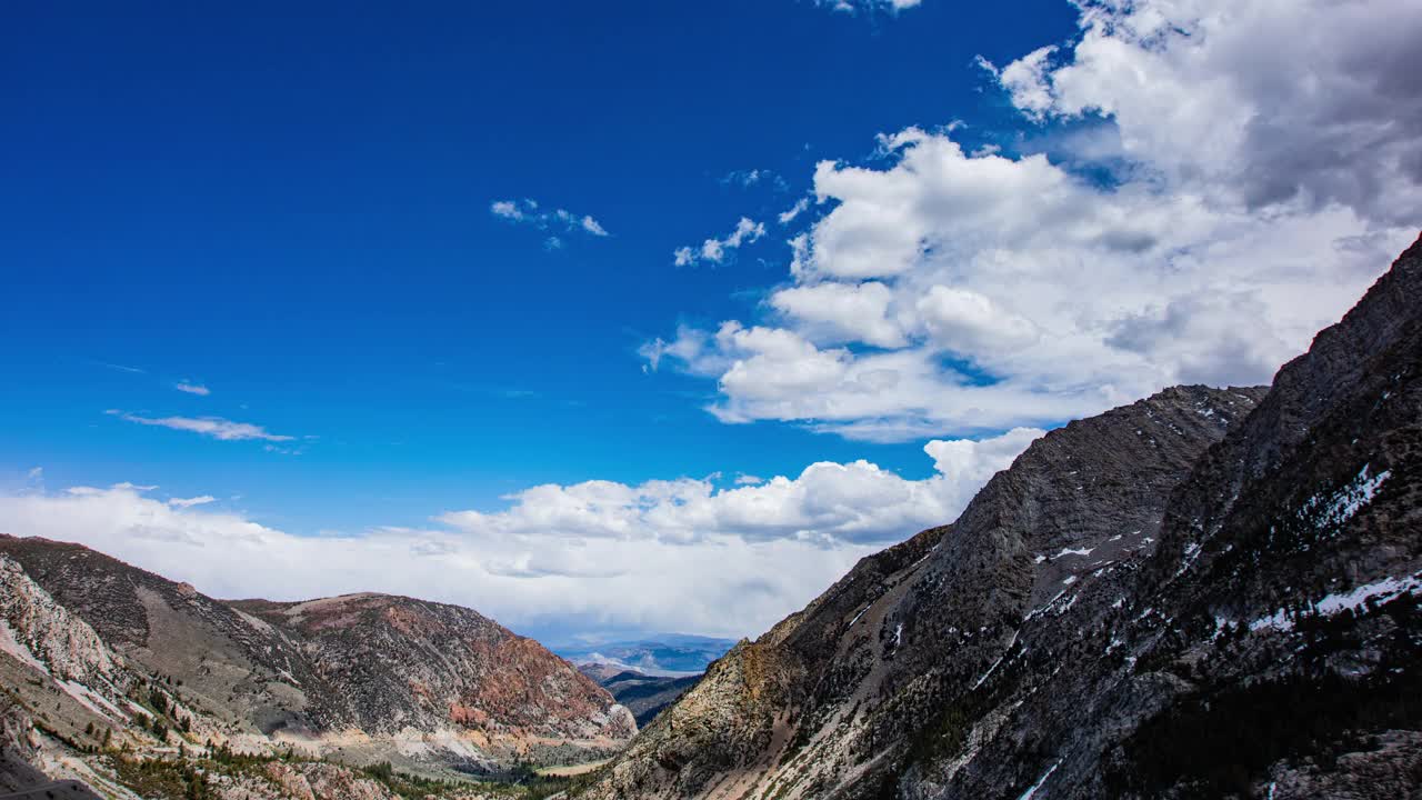 时间流逝-美丽的云景移动的山愤怒和山谷视频素材