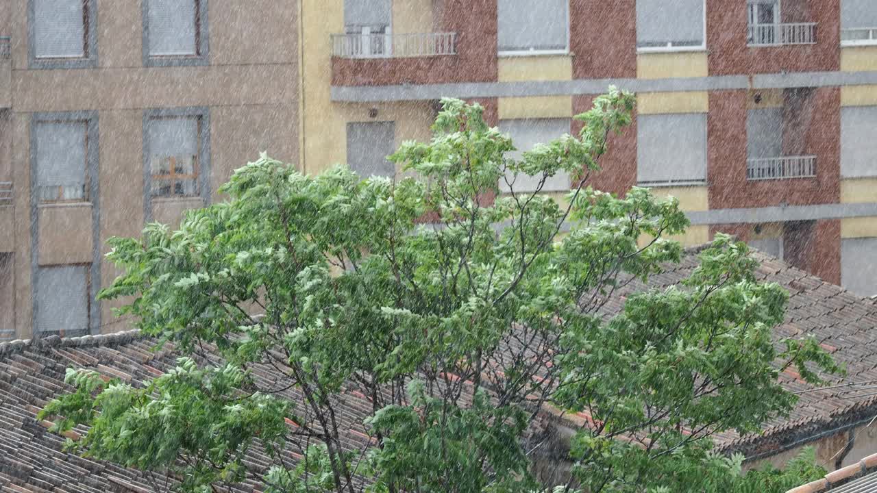 城市里风雨交加。视频素材