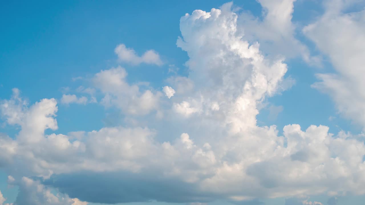 4K天空时光流逝，时光流逝蓝天白云，蓬松的白云时光流逝，自然背景视频素材