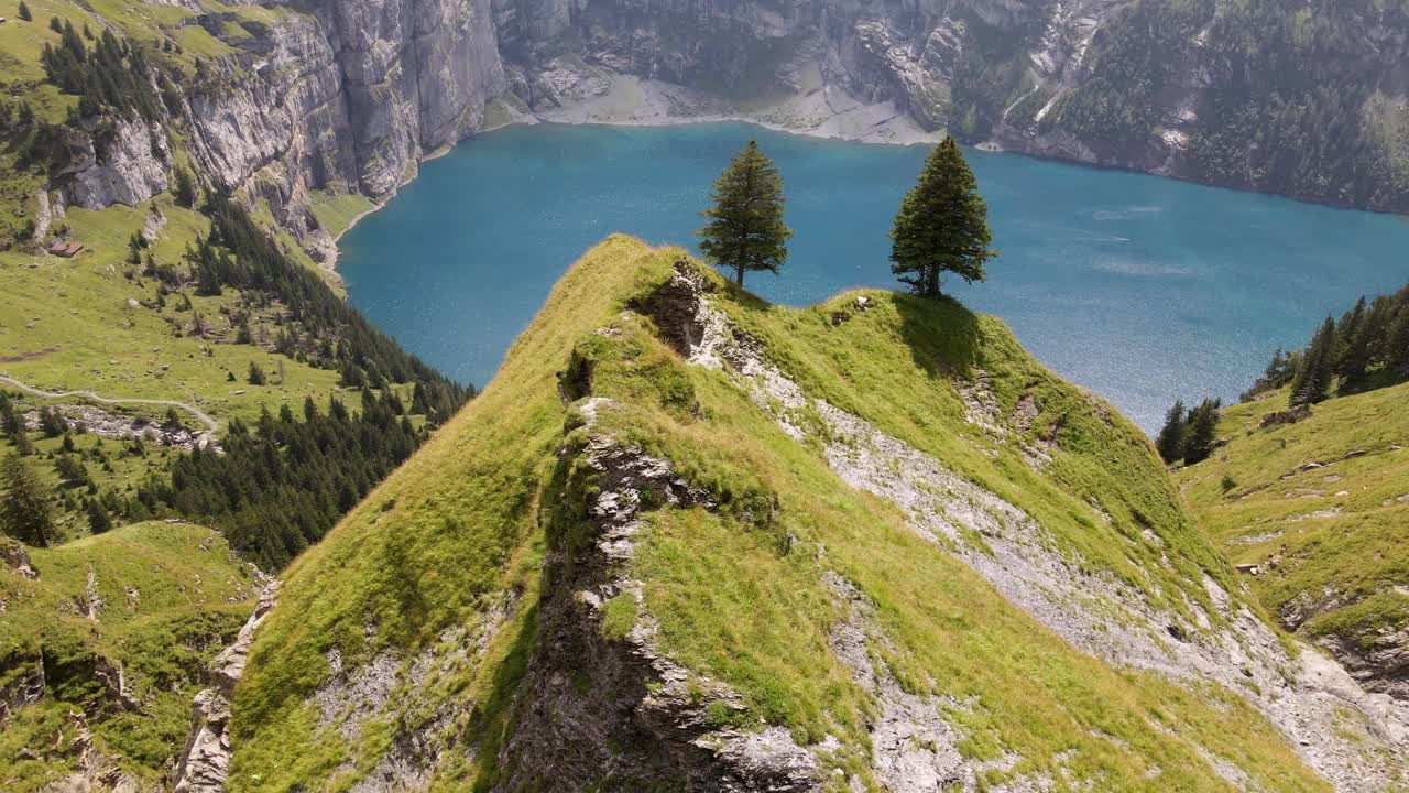 全景鸟瞰图俯瞰湖在瑞士阿尔卑斯山视频素材