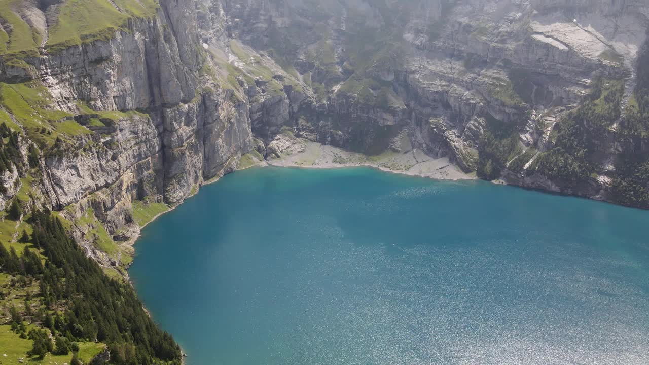 欧斯奇宁湖瑞士阿尔卑斯山的一个田园诗般的绿松石山湖视频素材