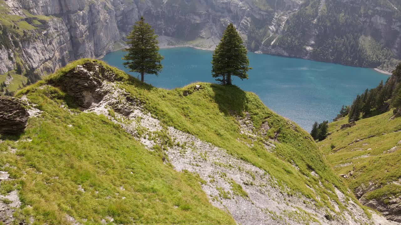 瑞士阿尔卑斯山脉欧斯奇宁湖的山景鸟瞰图视频素材