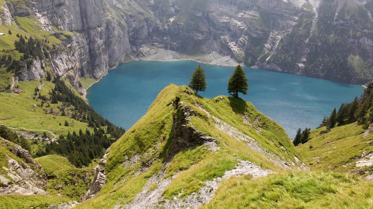 全景鸟瞰图俯瞰湖在瑞士阿尔卑斯山视频素材