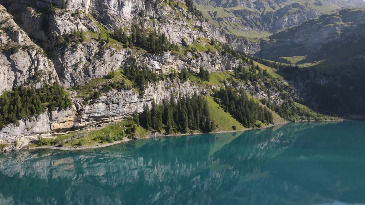 鸟瞰图的欧斯奇宁湖和高山景观在瑞士阿尔卑斯山视频素材