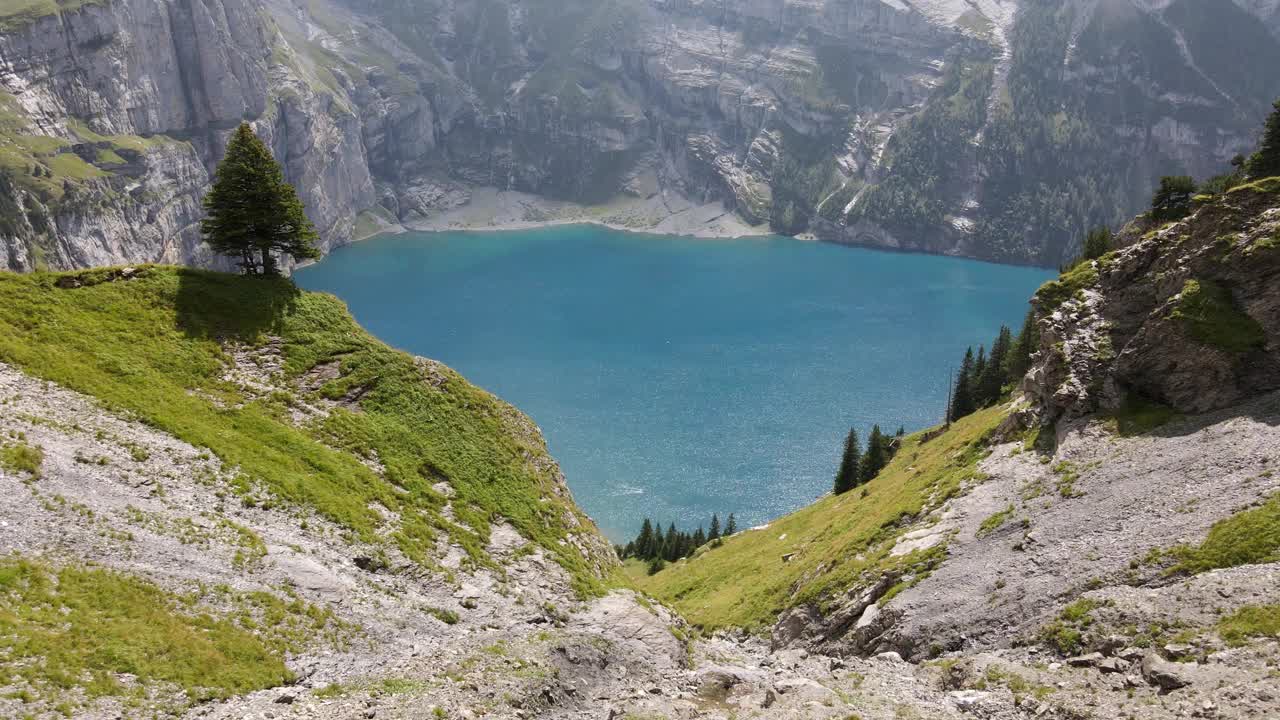 瑞士阿尔卑斯山脉欧斯奇宁湖的山景鸟瞰图视频素材