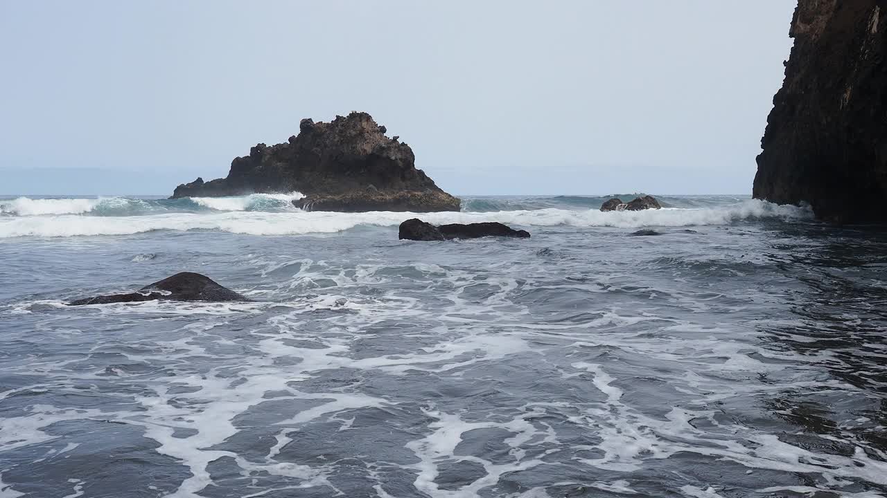 特内里费岛的海岸景观，海浪冲击着沙滩和岩石海滩。视频素材