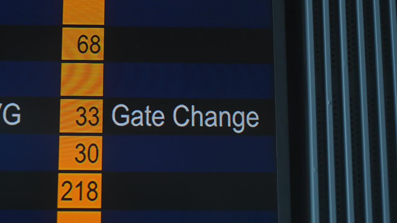 航班状态变更为登机口变更，机场紧急事件，航站楼时间变更。离开视频素材