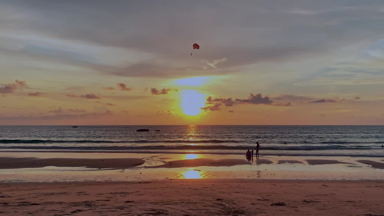 美丽的日落在海上和人们旅行者在傍晚的热带岛屿的海岸视频素材