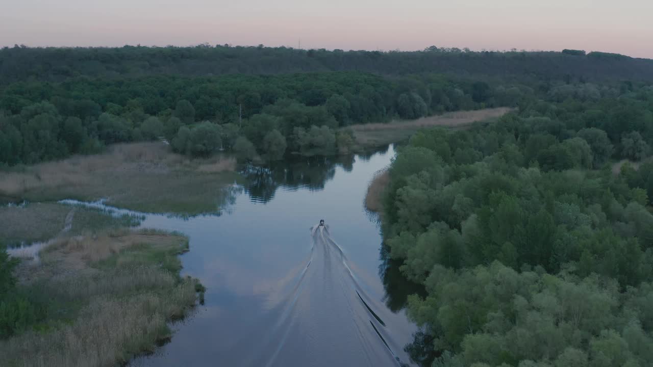 黄昏景观河无波。船浮在水面上，树长在岸边。美丽的云倒映在水中。视频素材