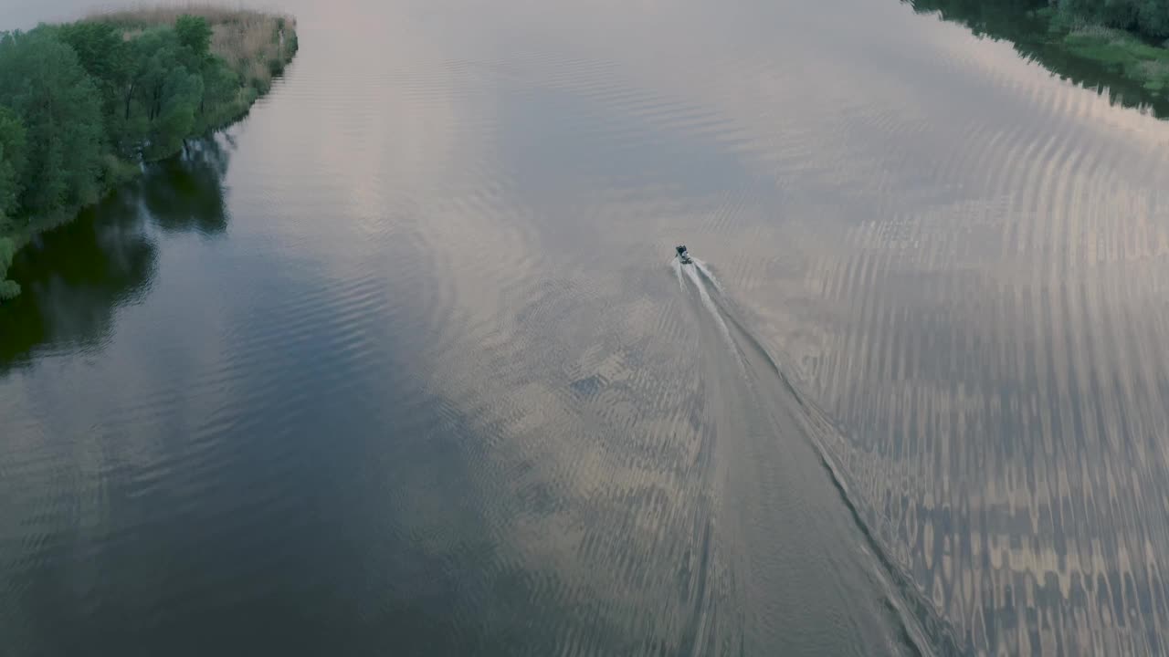 黄昏景观河无波。船浮在水面上，树长在岸边。美丽的云倒映在水中。视频素材