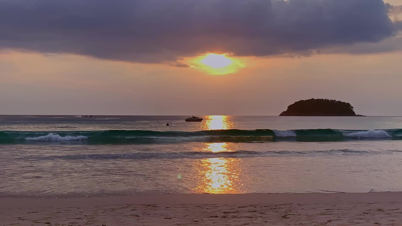 泰国黎明的海滩。人们在小船上划皮艇。戏剧性的天空和美丽的反射视频素材