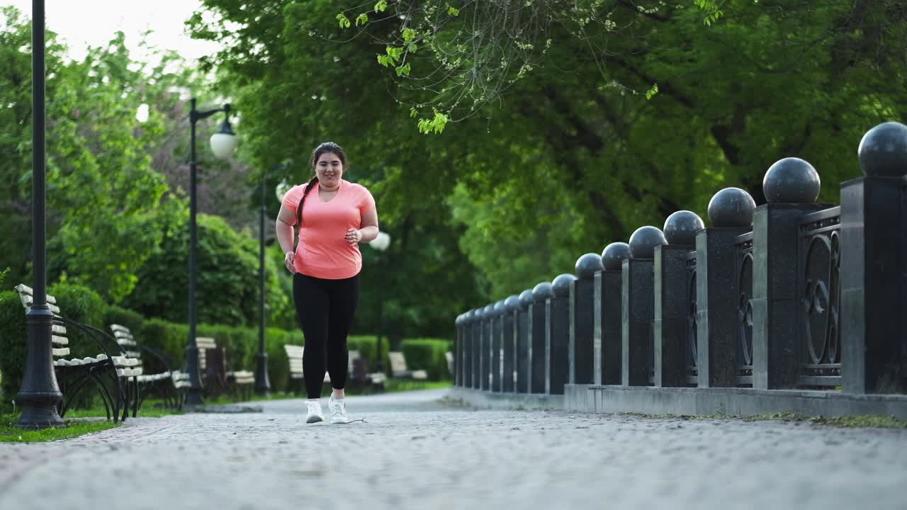 公园慢跑减肥超重女性跑步视频素材