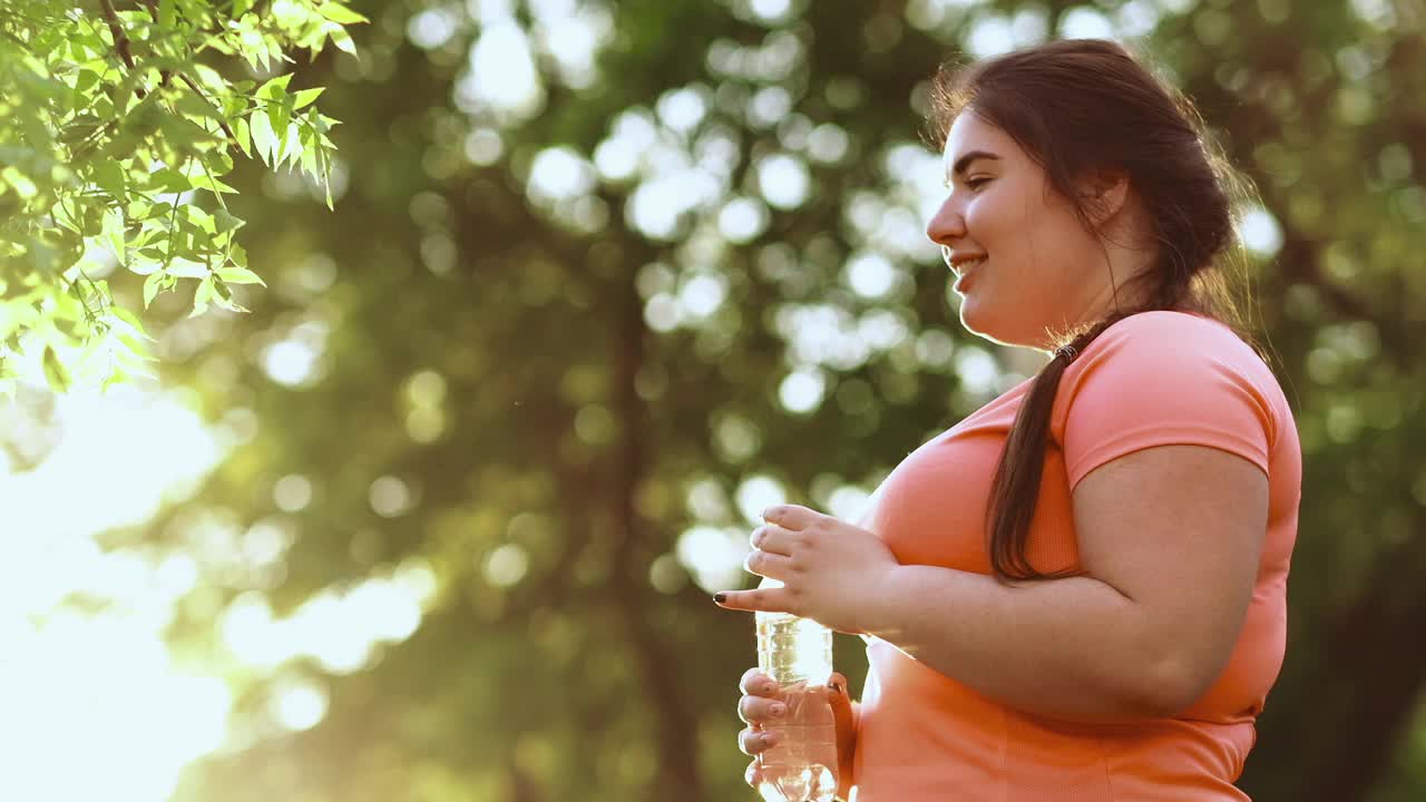 水平衡超重的女人喝森林视频素材