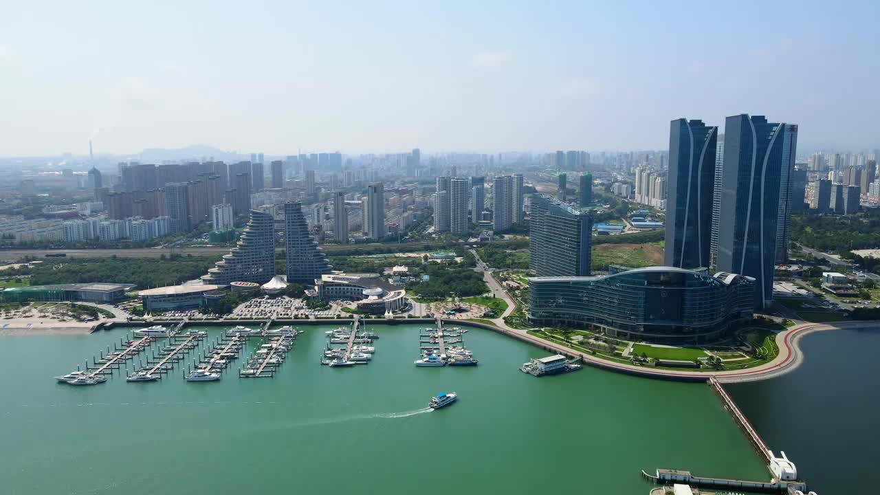 中国日照市海岸线建筑景观天际线航拍视频素材