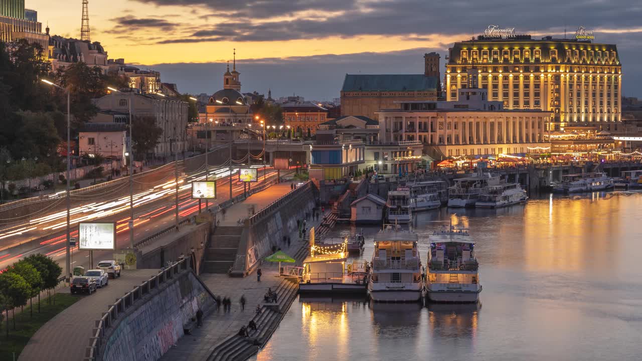 日落基辅/基辅。Post / Poshtova Square, Quay，堤岸高速公路和Podil地区。视频素材