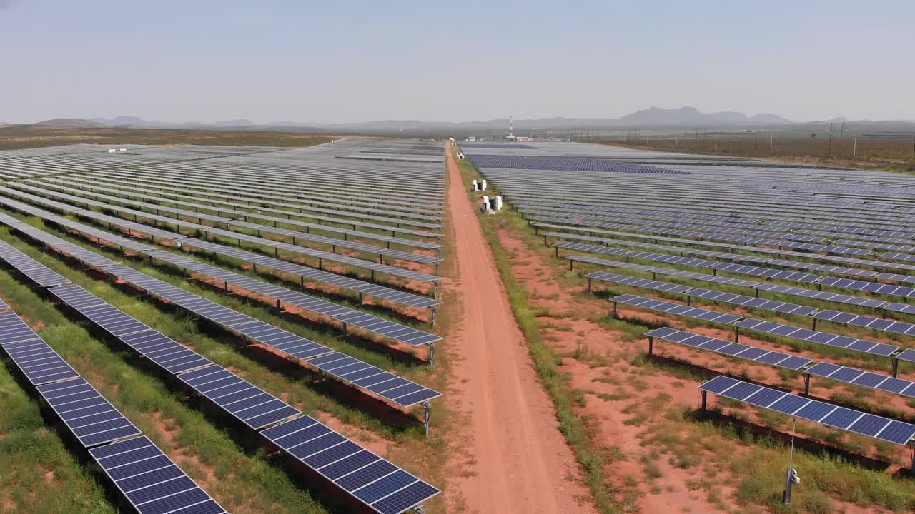 墨西哥奇瓦瓦州奇瓦瓦市附近的一个大型太阳能农场、太阳能发电站的无人机扫视视图视频素材