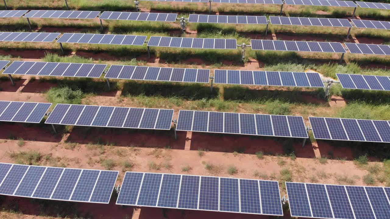 墨西哥奇瓦瓦州奇瓦瓦市附近的一个大型太阳能农场、太阳能发电站的无人机扫视视图视频素材